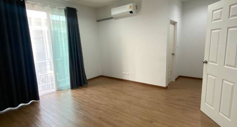 For sale 3 bedrooms townhouse in Bang Khae, Bangkok
