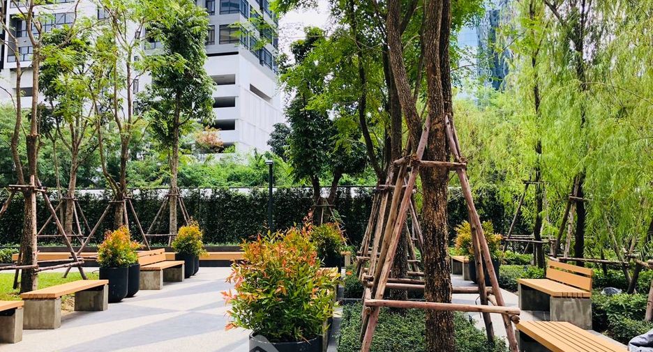 For rent 2 bedrooms condo in Huai Khwang, Bangkok