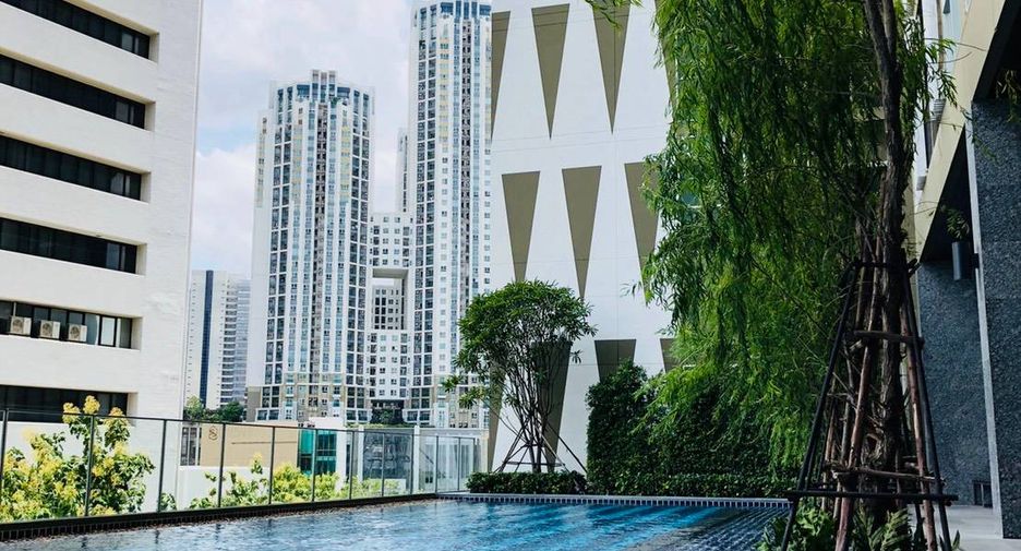 For rent 2 bedrooms condo in Huai Khwang, Bangkok
