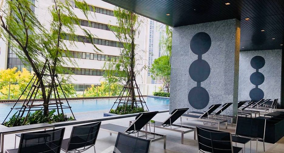 For rent 2 bedrooms condo in Huai Khwang, Bangkok