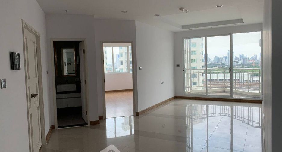 For sale 2 bedrooms condo in Huai Khwang, Bangkok