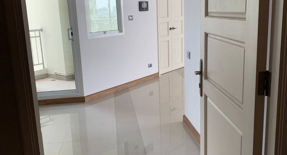 For sale 2 bedrooms condo in Huai Khwang, Bangkok