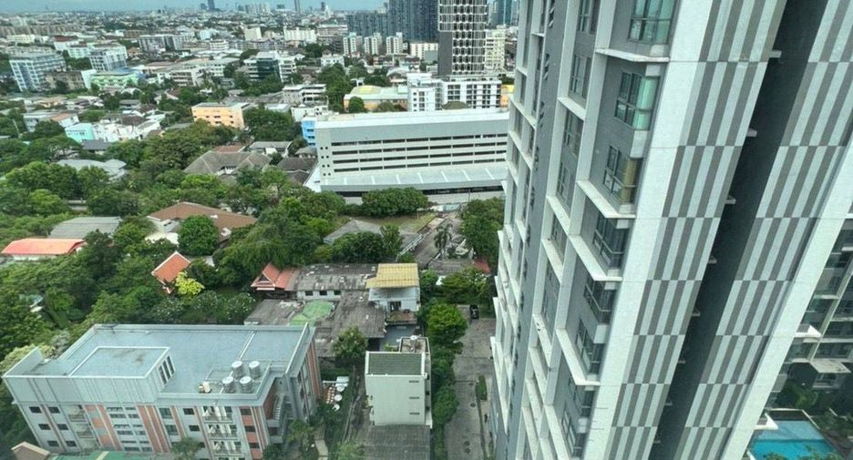 For sale 2 bedrooms condo in Phra Khanong, Bangkok