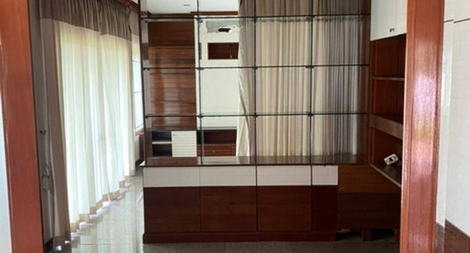 For sale 5 bedrooms house in Mueang Chon Buri, Chonburi