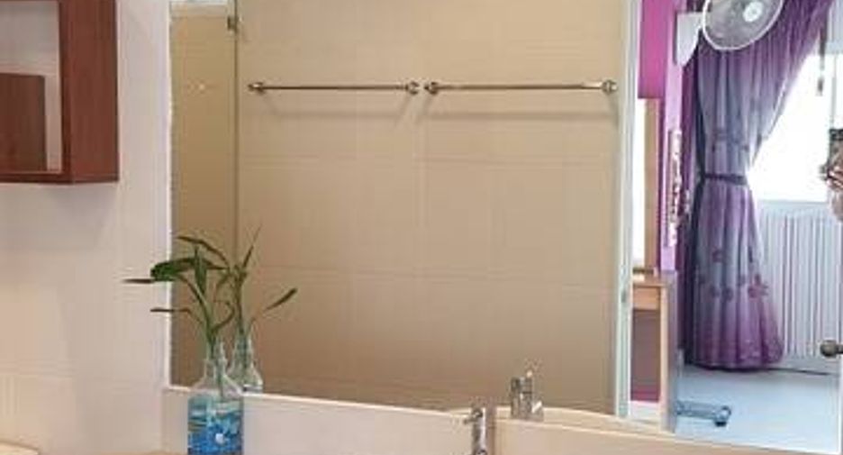For sale 2 bedrooms condo in Huai Khwang, Bangkok