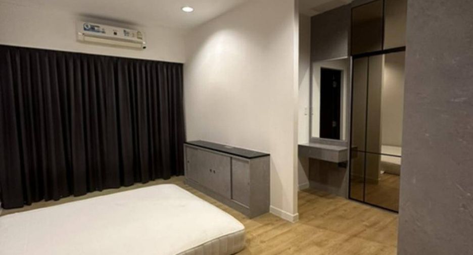 For sale 4 bedrooms townhouse in Khan Na Yao, Bangkok