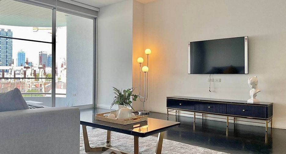 For rent 4 bedrooms apartment in Sathon, Bangkok