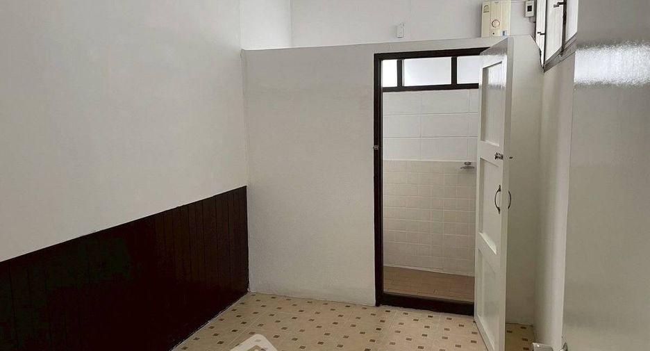 For rent 2 bedrooms apartment in Khlong Toei, Bangkok