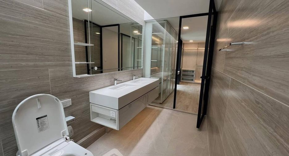 For sale 4 bedrooms house in Saphan Sung, Bangkok
