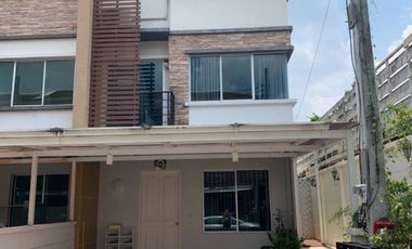 À vendre 3 chambres maison de ville à Bueng Kum, Bangkok
