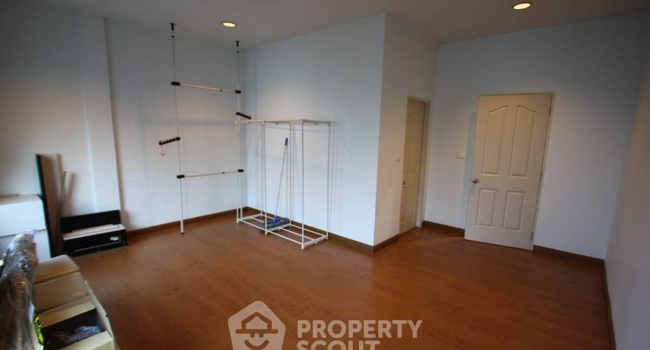 For sale 3 bedrooms townhouse in Lat Phrao, Bangkok