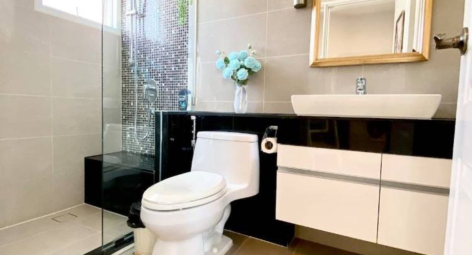 For sale 5 bedrooms condo in Huai Khwang, Bangkok