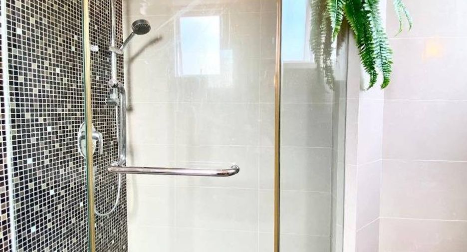 For sale 5 bedrooms condo in Huai Khwang, Bangkok