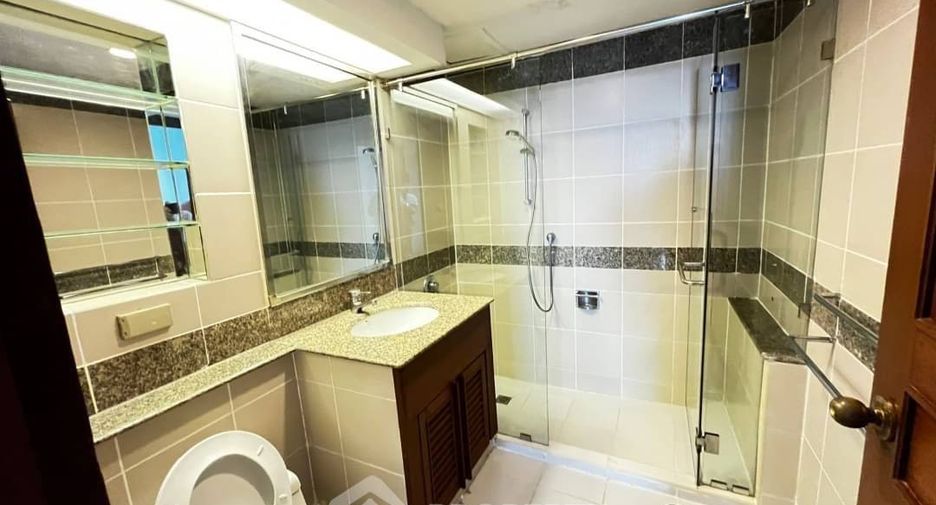 For rent 3 bedrooms condo in Khlong Toei, Bangkok