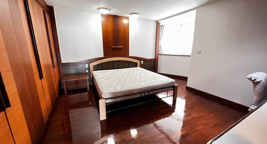 For rent 3 bedrooms condo in Khlong Toei, Bangkok