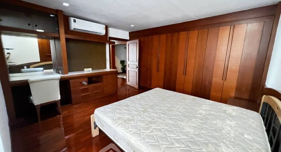 For rent 3 bedrooms condo in Khlong Toei, Bangkok