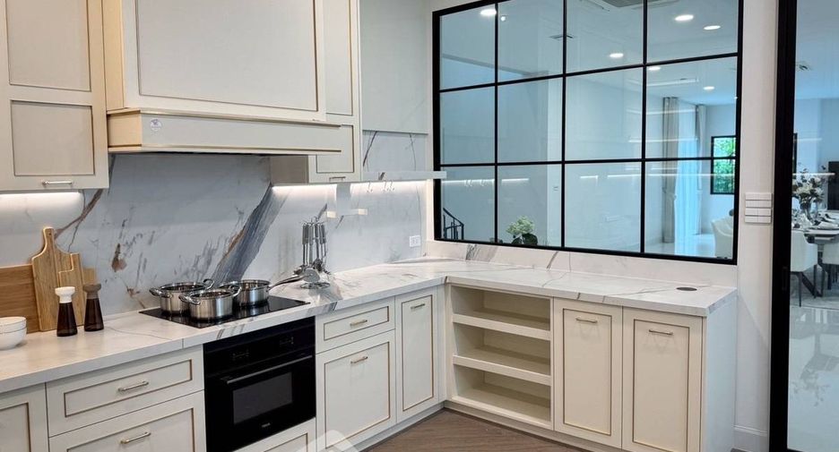 For rent and for sale 4 bedrooms house in Saphan Sung, Bangkok