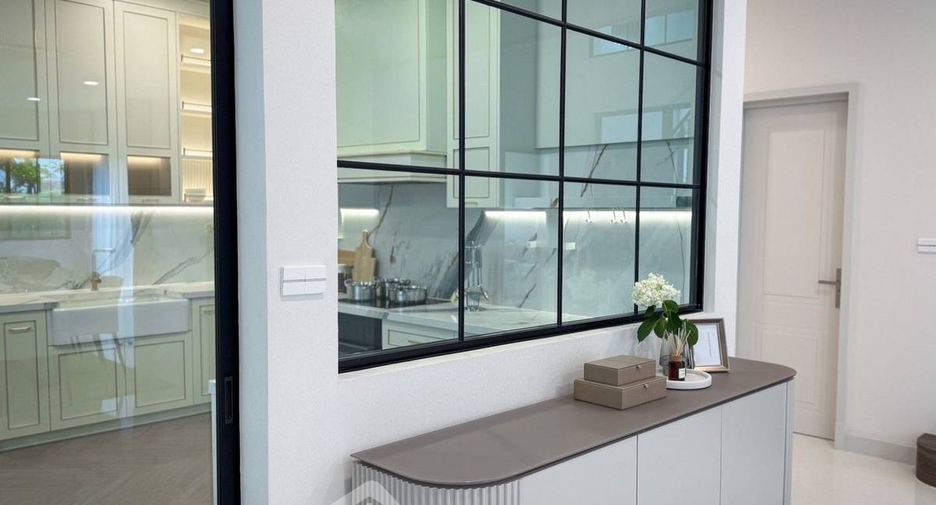 For rent and for sale 4 bedrooms house in Saphan Sung, Bangkok