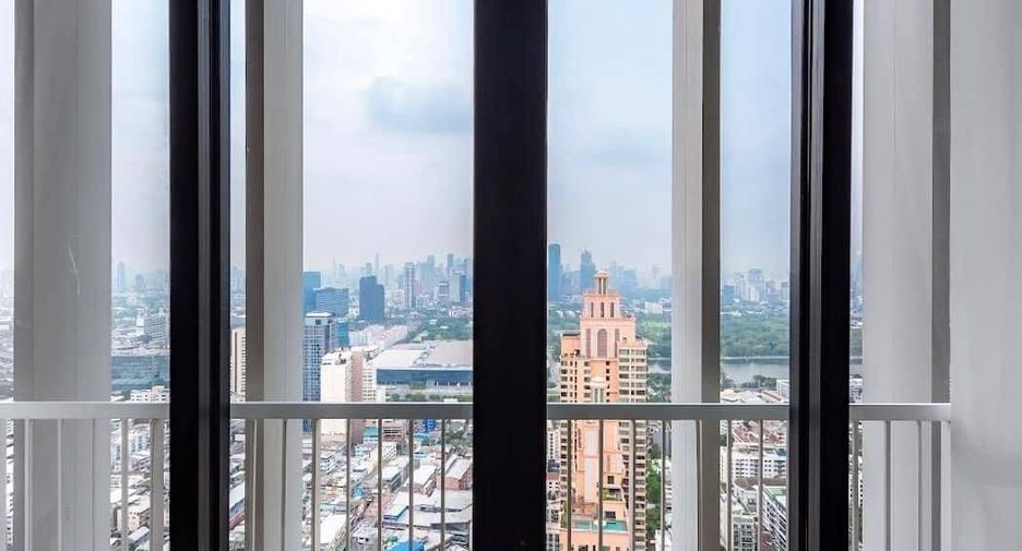 For sale 3 bedrooms condo in Khlong Toei, Bangkok