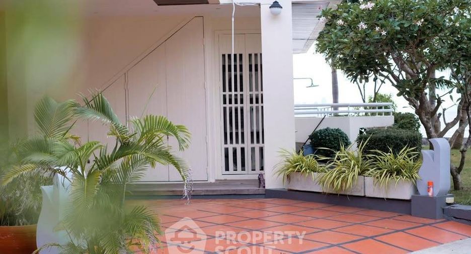 For rent 3 bedrooms condo in Pratumnak, Pattaya