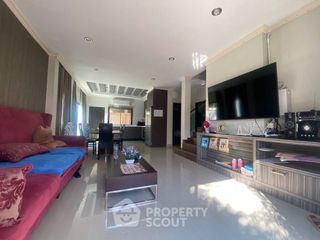 Casa en alquiler de 4 habitaciones en Bang Lamung, Chonburi