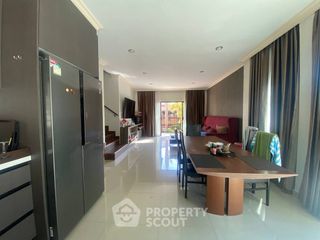 Casa en alquiler de 4 habitaciones en Bang Lamung, Chonburi