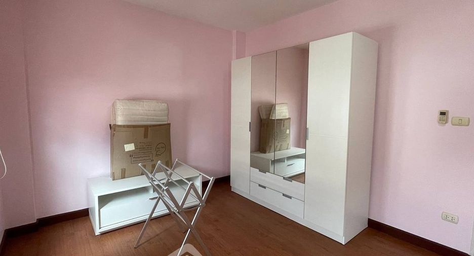 Reihenhaus zur Miete mit 3 Zimmer in Phasi Charoen, Bangkok