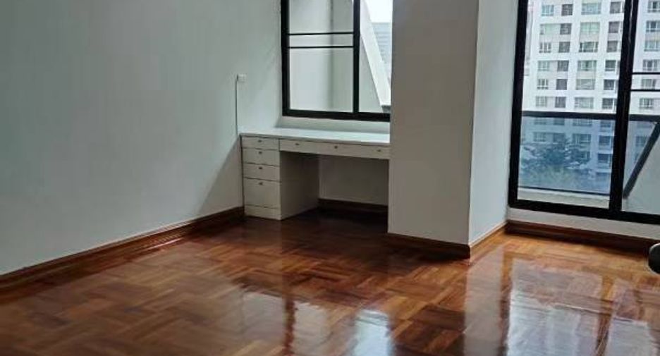For rent 3 bedrooms apartment in Pathum Wan, Bangkok