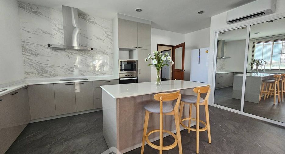 For rent 3 bedrooms apartment in Watthana, Bangkok