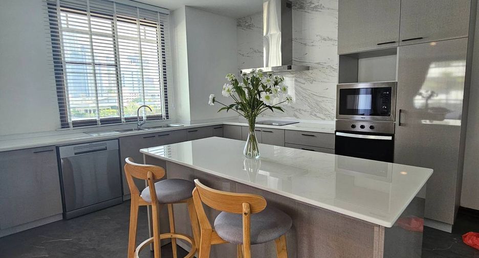 For rent 3 bedrooms apartment in Watthana, Bangkok