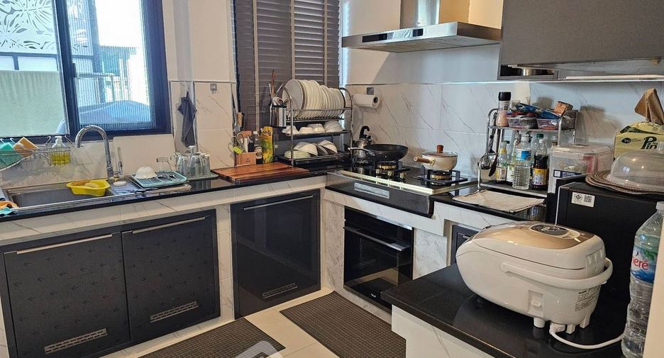 For sale 5 bedrooms house in Saphan Sung, Bangkok
