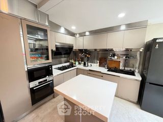 For rent 3 bedrooms townhouse in Yan Nawa, Bangkok