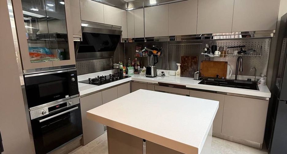 For rent 3 bedrooms townhouse in Yan Nawa, Bangkok