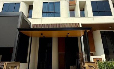 For rent 3 bedrooms townhouse in Yan Nawa, Bangkok