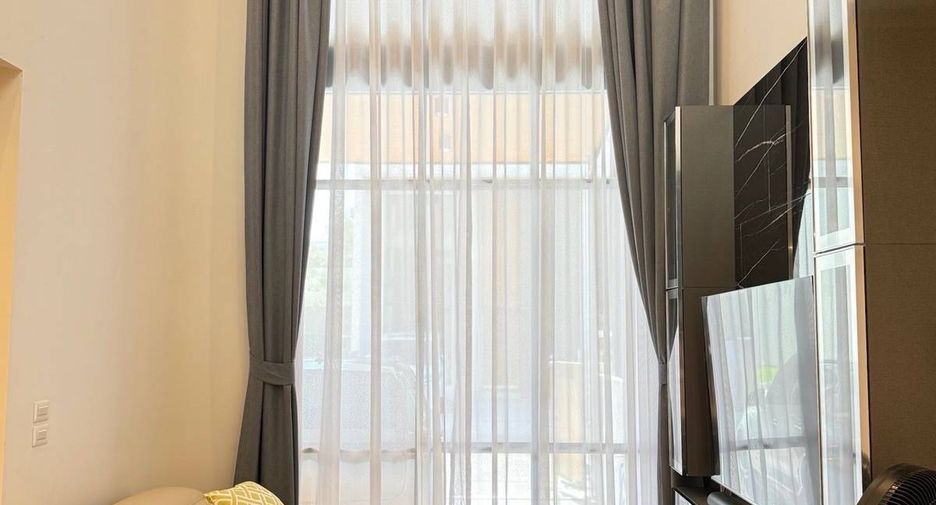 For rent 3 bedrooms townhouse in Yan Nawa, Bangkok