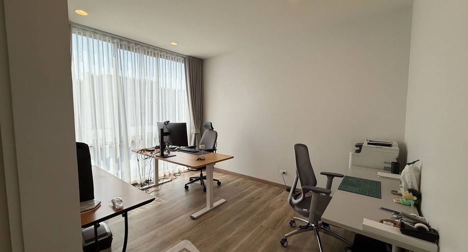 For rent 3 bedrooms townhouse in Yan Nawa, Bangkok