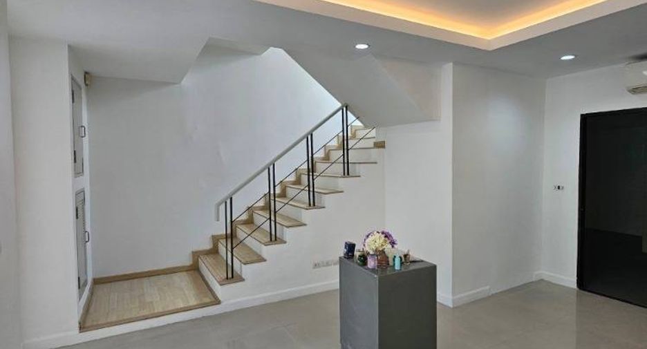 For sale 3 bedrooms townhouse in Lat Phrao, Bangkok