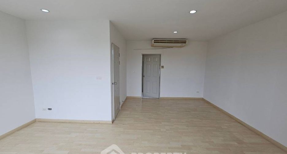 For sale 3 bedrooms townhouse in Lat Phrao, Bangkok