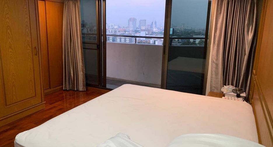 For sale 3 bedrooms condo in Suan Luang, Bangkok