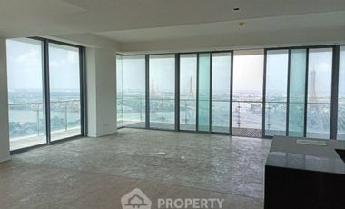 For sale 3 bedrooms condo in Yan Nawa, Bangkok