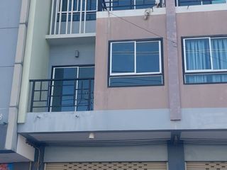 À vendre 3 chambres maison de ville à Mueang Chon Buri, Chonburi