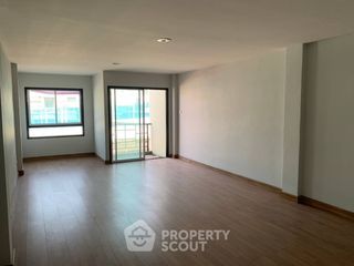 À vendre 3 chambres maison de ville à Mueang Chon Buri, Chonburi