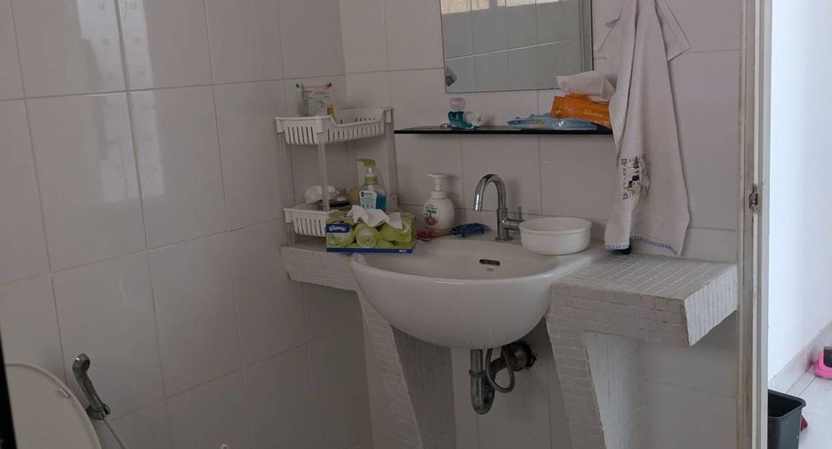 Продажа 4 спальни дом в Саттахип, Чонбури