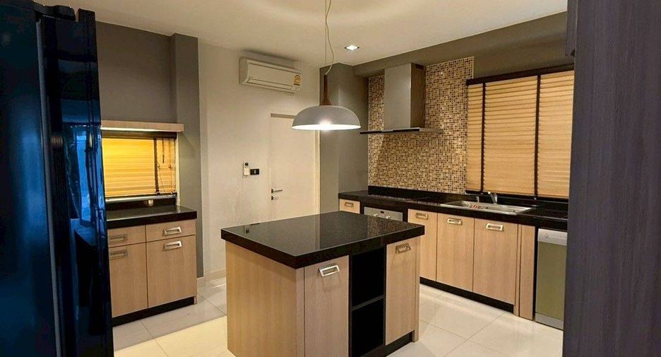 For rent 3 bedrooms house in Saphan Sung, Bangkok