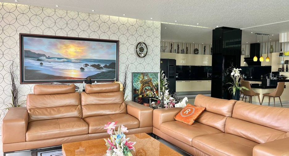 For sale 3 bedrooms apartment in Pratumnak, Pattaya