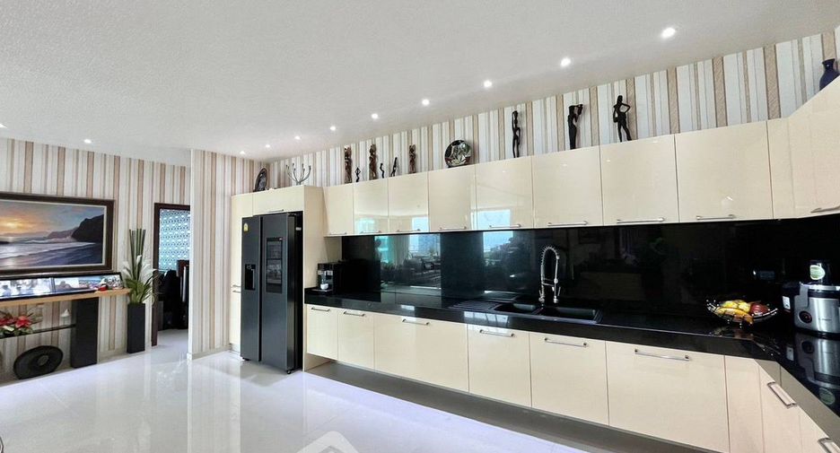 For sale 3 bedrooms apartment in Pratumnak, Pattaya