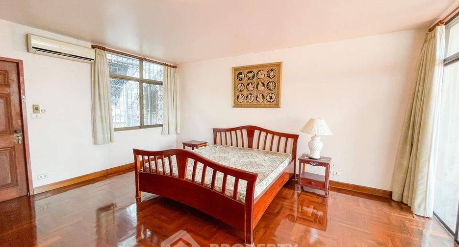 For sale 5 bedrooms townhouse in Pratumnak, Pattaya