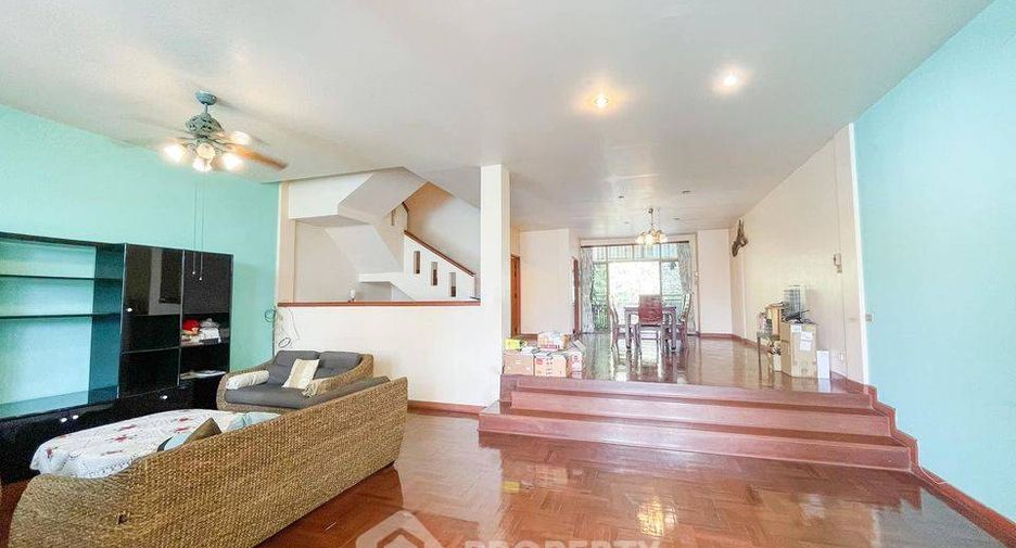 For sale 5 bedrooms townhouse in Pratumnak, Pattaya