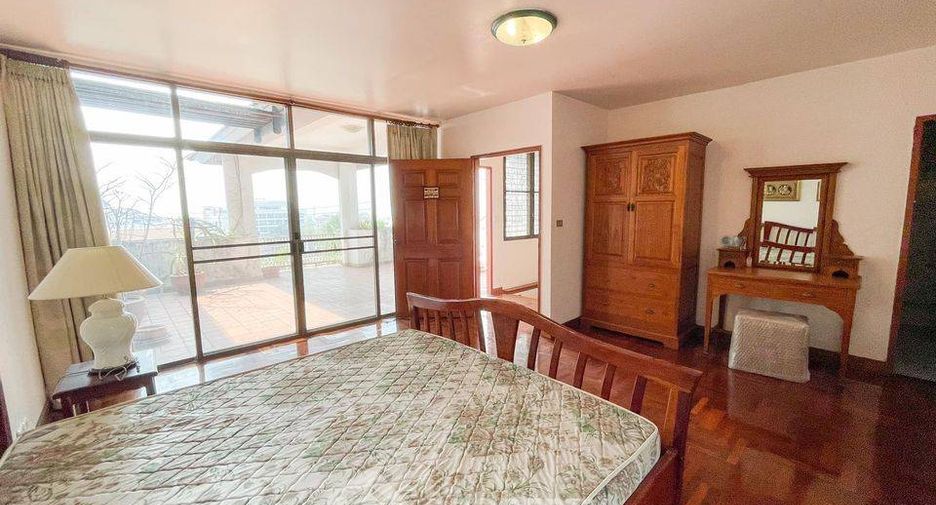 For sale 5 bedrooms townhouse in Pratumnak, Pattaya