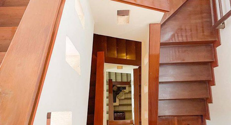 For sale 5 bedrooms townhouse in Pratumnak, Pattaya